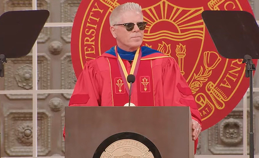 Dexter Holland (The Offspring) da un gran discurso en la ceremonia de graduación de una prestigiosa universidad como doctorado en biología molecular