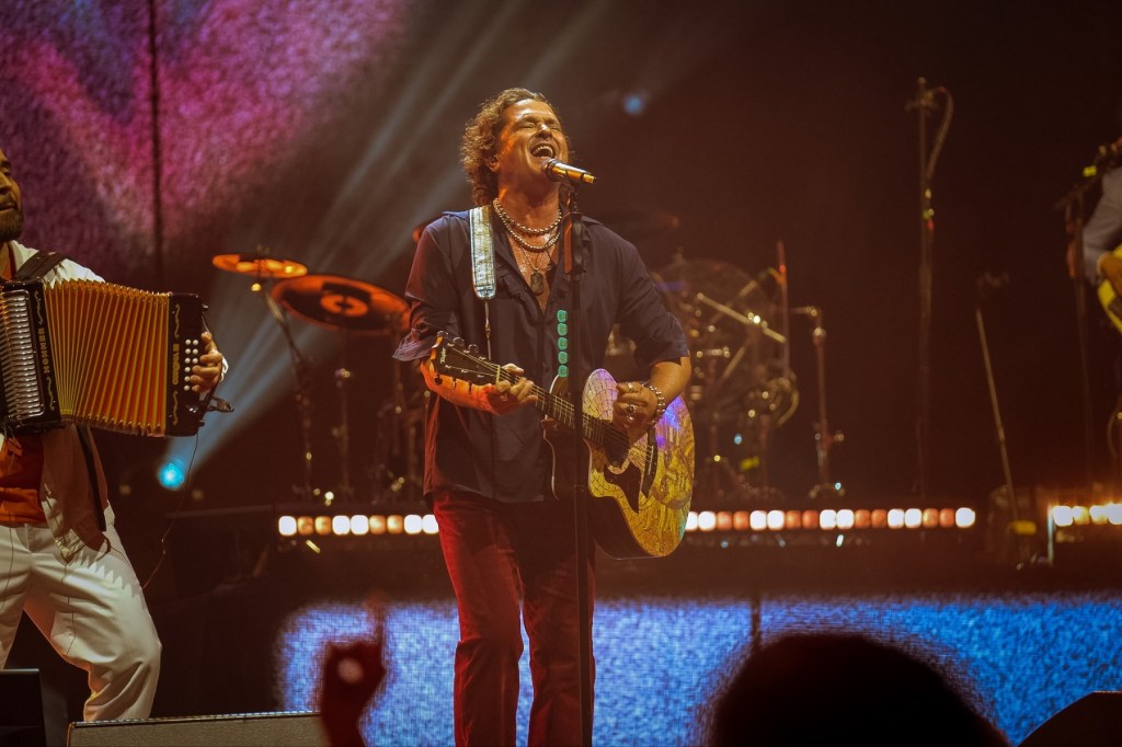 ‘Te dedico’ trae a Carlos Vives de vuelta al No. 1 de Latin Airplay: ‘Sigue sorprendiéndome’
