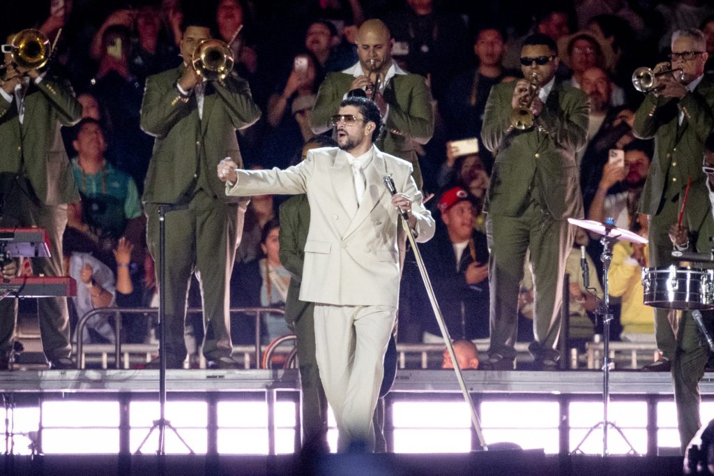 Bad Bunny lidera 3 charts de giras de mitad de año