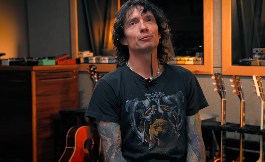 Justin Hawkins (The Darkness) no es un “gran fan” de los teléfonos móviles en conciertos: “Es aburrido cantar para un montón de pantallas”
