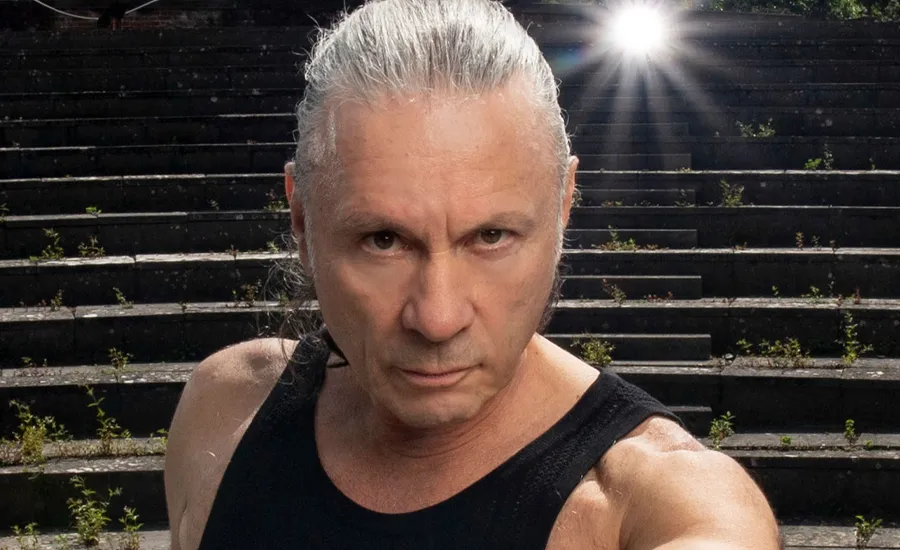 Bruce Dickinson (Iron Maiden) dice que hay "muchísimos cantantes cuya voz está destrozada": "No son malditas leyendas, son gente que ya no puede cantar"