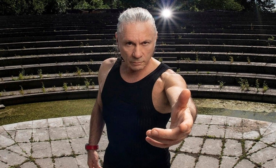 Bruce Dickinson (Iron Maiden) admite que se destrozó un disco en el cuello haciendo headbanging en la gira de "The Number of the Beast": "Perdí el uso de mi brazo izquierdo”