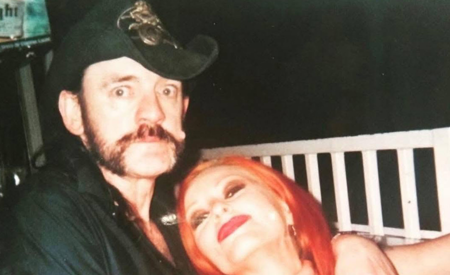 Alaska comparte una vieja foto con Lemmy Kilmister (Motörhead): "Tener una foto real con un ídolo era un regalo de verdad"