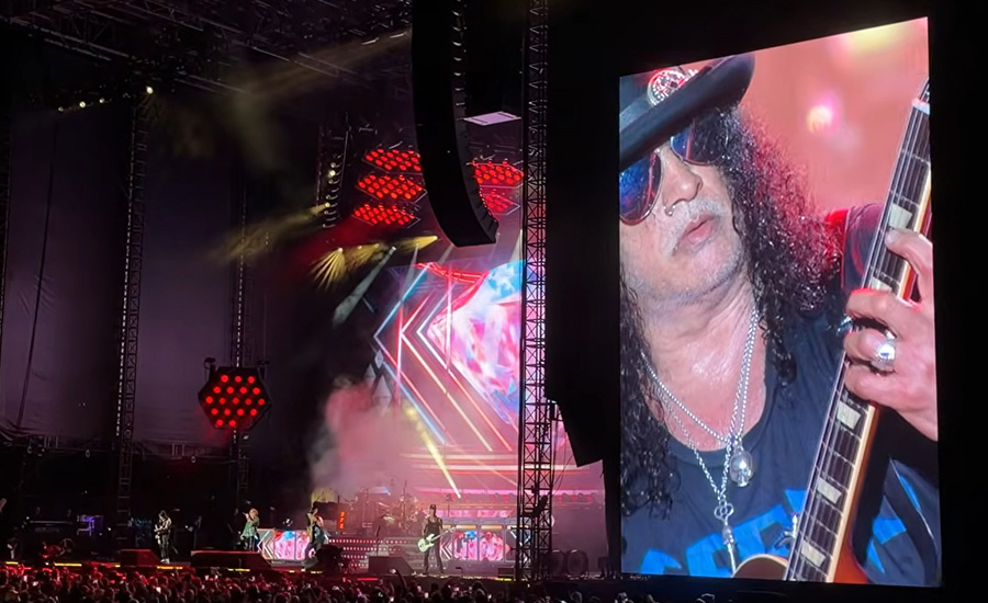 Axl Rose (Guns N’ Roses) insta a todo un estadio a cantarle el feliz cumpleaños a Slash