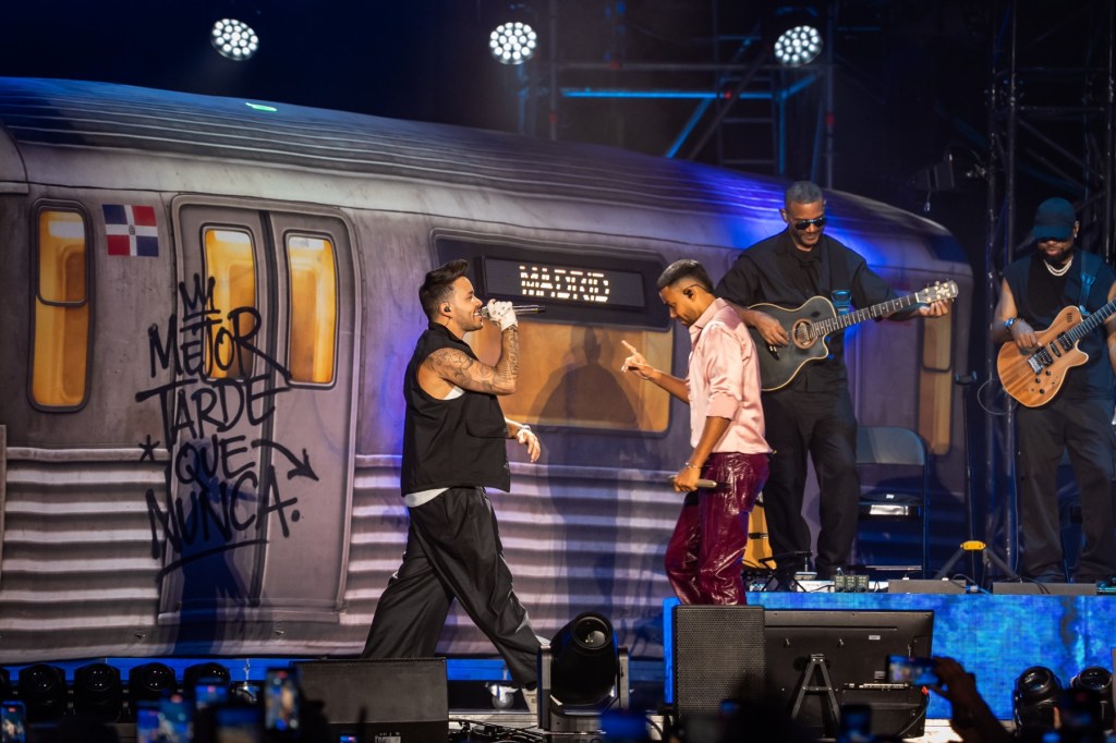 ‘¡Que viva la bachata!’ Romeo Santos y Prince Royce celebran el género ante 54.000 personas en Madrid
