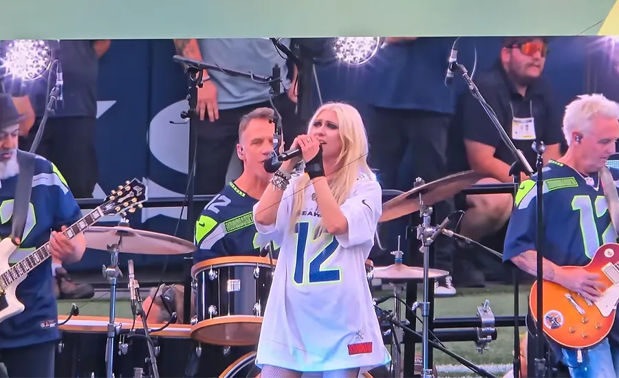 Soundgarden ofrece un concierto junto a Taylor Momsen (The Pretty Reckless) y Mike McCready (Pearl Jam) en el descanso de un partido de fútbol americano